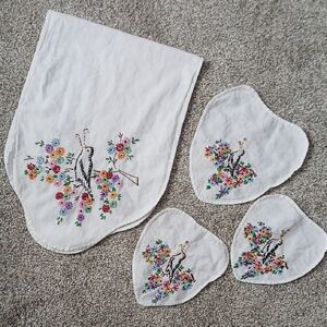 💓Vintage Hand Embroidered Linen Set Dresser Scarf Bird Floral Doilies